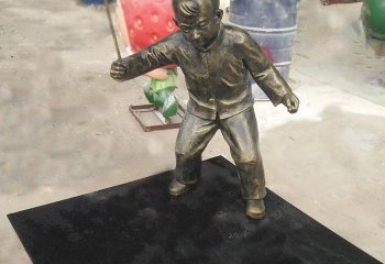 陀螺雕塑-商业街边玻璃钢仿铜打陀螺的儿童雕塑