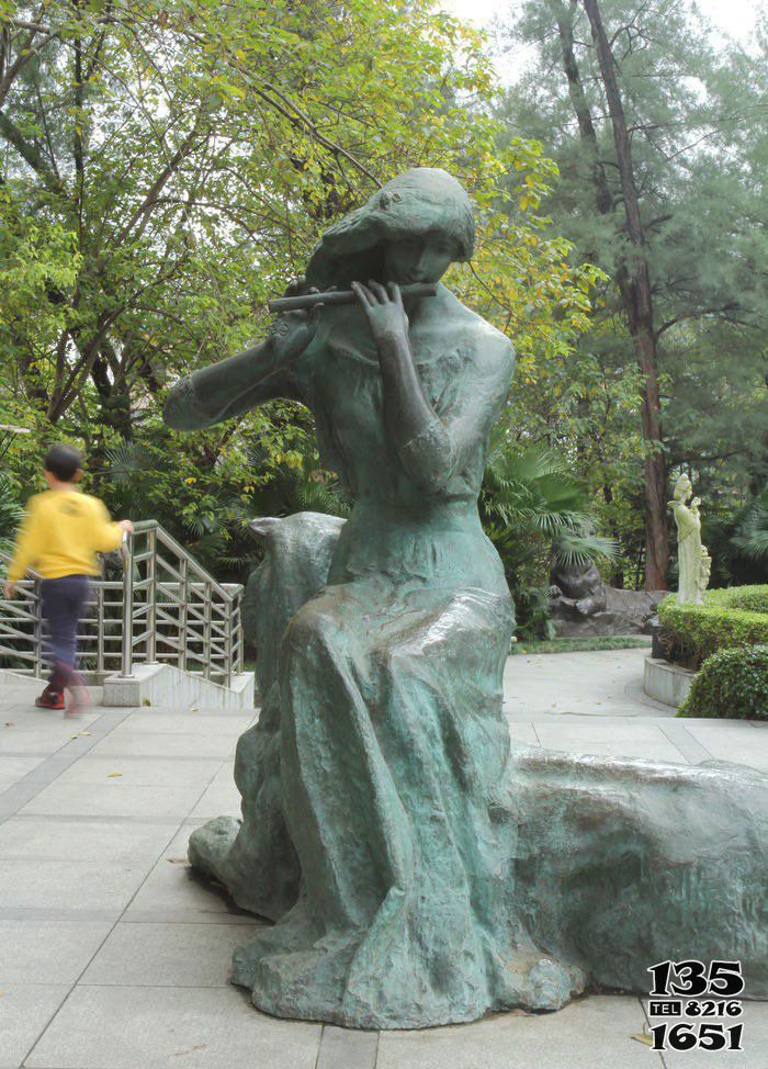 吹奏雕塑-公园坐着吹笛子的女孩人物铜雕吹奏到时高清图片