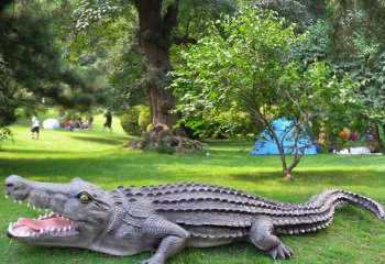 鳄鱼雕塑-草地上一只爬行的玻璃钢喷漆鳄鱼雕塑
