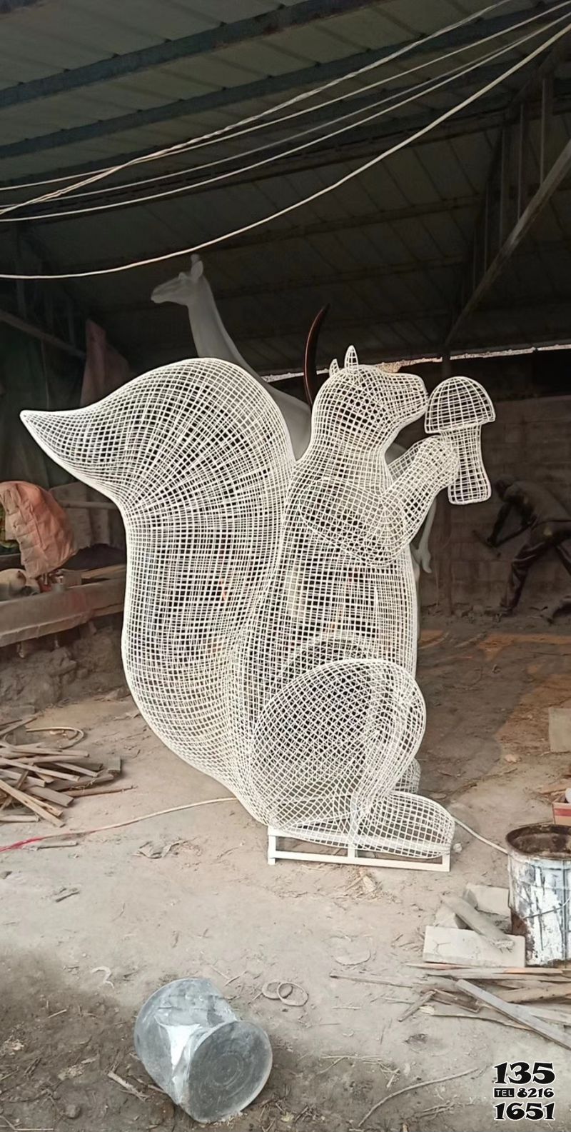 松鼠雕塑-花园一只不锈钢镂空网格松鼠雕塑高清图片