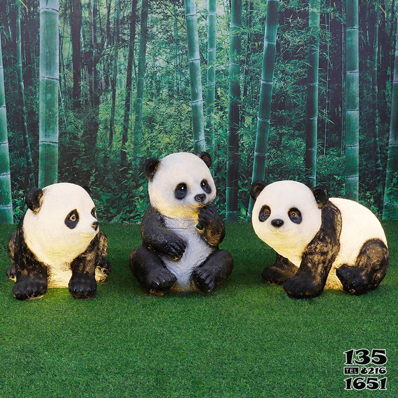 熊猫雕塑-景区草坪玻璃钢仿真动物国宝熊猫雕塑高清图片
