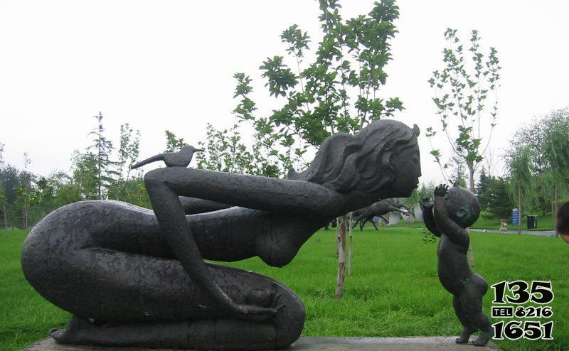 母子雕塑-户外园林不锈钢仿铜亲吻母子雕塑高清图片