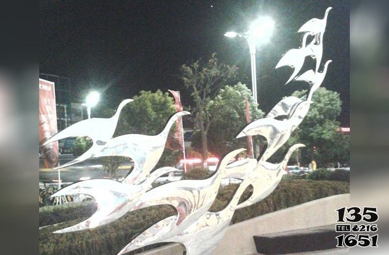 大雁雕塑-景区不锈钢抽象飞翔的大雁雕塑高清图片