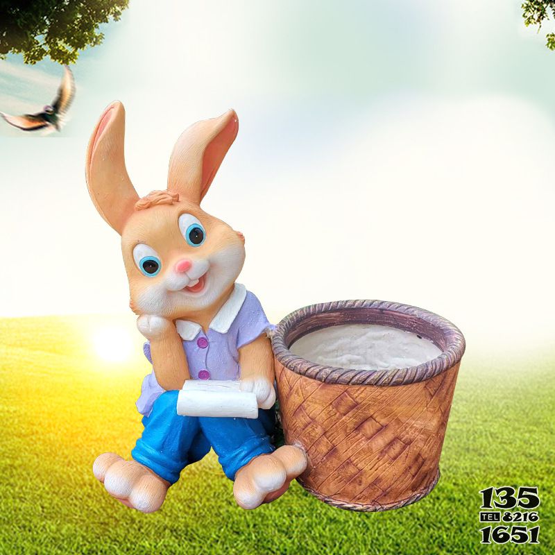 兔子雕塑-庭院摆放一只坐着的玻璃钢兔子雕塑高清图片