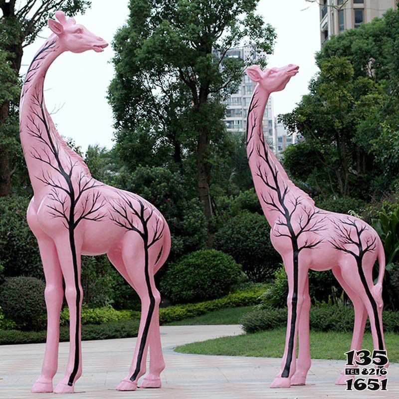 长颈鹿雕塑-公园大型玻璃钢创意仿真动物景观粉色长颈鹿雕塑