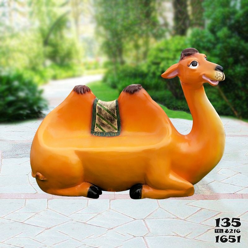 骆驼雕塑-公园一个玻璃钢骆驼座椅雕塑高清图片