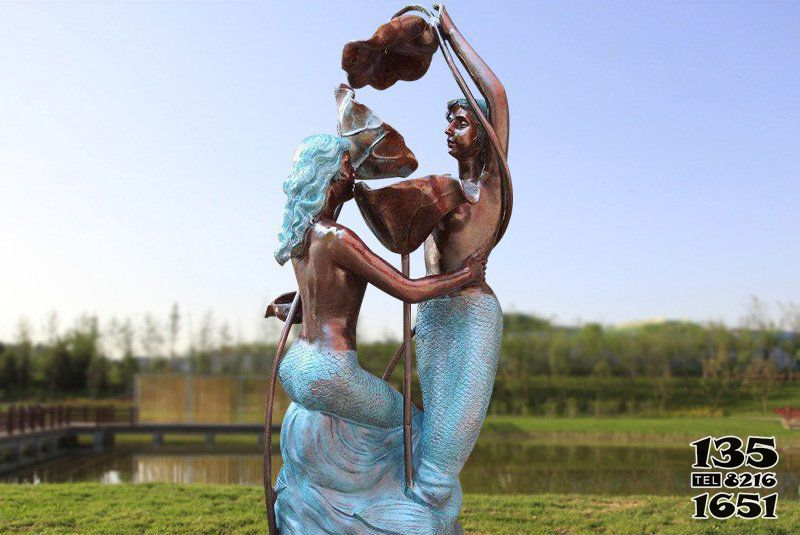 美人鱼雕塑-公园里摆放的情侣玻璃钢创意美人鱼雕塑高清图片