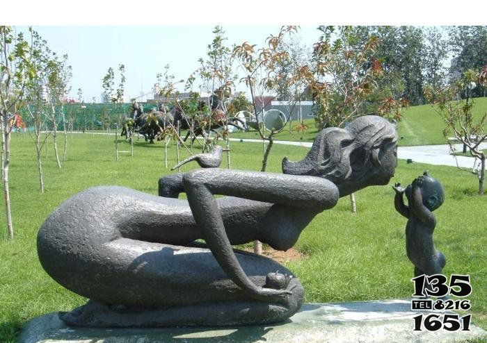 母子雕塑-不锈钢仿铜跪着亲吻的母子雕塑高清图片