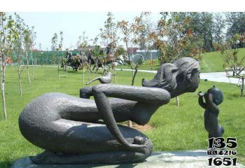 母子雕塑-不锈钢仿铜跪着亲吻的母子雕塑