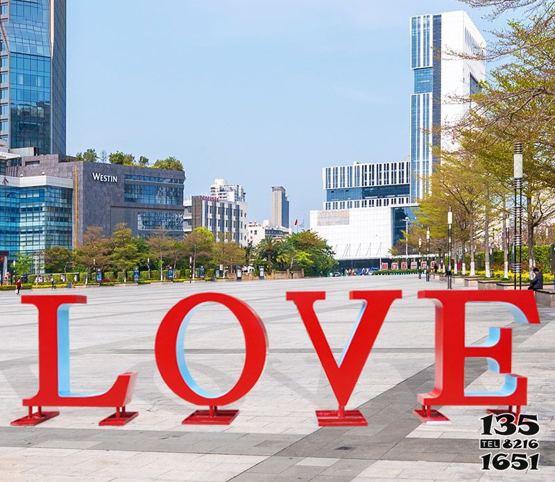 LOVE雕塑-广场上摆放的红色镂空不锈钢LOVE雕塑高清图片
