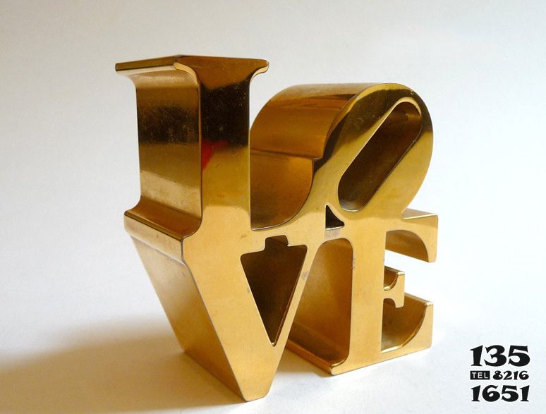 LOVE雕塑-商场里摆放的金色的不锈钢创意LOVE雕塑高清图片