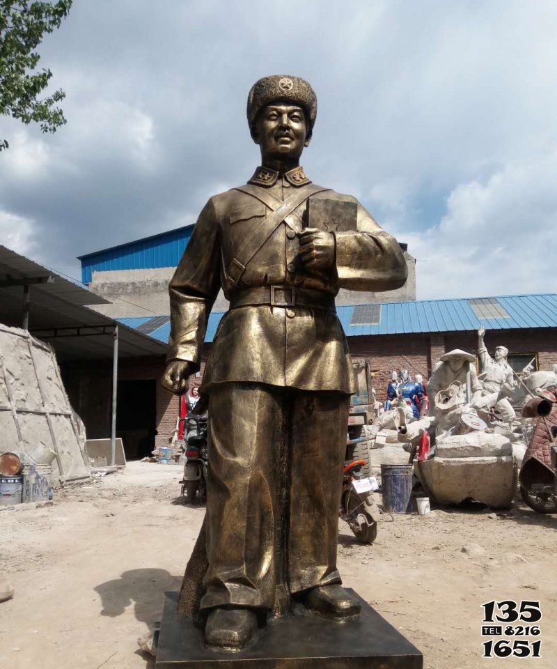 八路军雕塑-广场铜雕抱着书籍的八路军雕塑高清图片