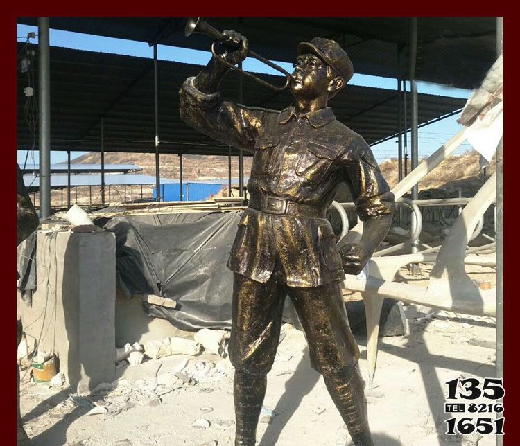 八路军雕塑-景区玻璃钢仿真人物吹号角的八路军雕塑高清图片