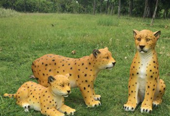 豹子雕塑-公园草坪玻璃钢彩绘豹子雕塑