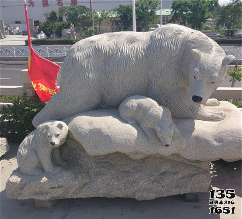 北极熊雕塑-街道边公园里摆放的一大两小玻璃钢创意北极熊雕塑高清图片