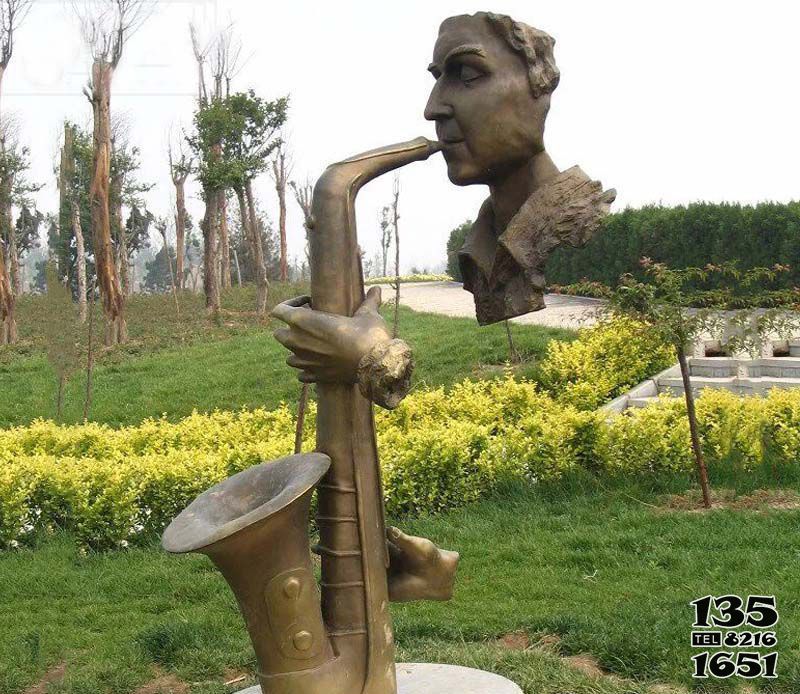 吹奏雕塑-公园抽象吹萨克斯铜雕吹奏雕塑高清图片