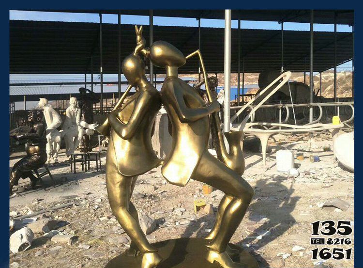 吹奏雕塑-广场铜雕贴金吹萨克斯人物吹奏雕塑高清图片