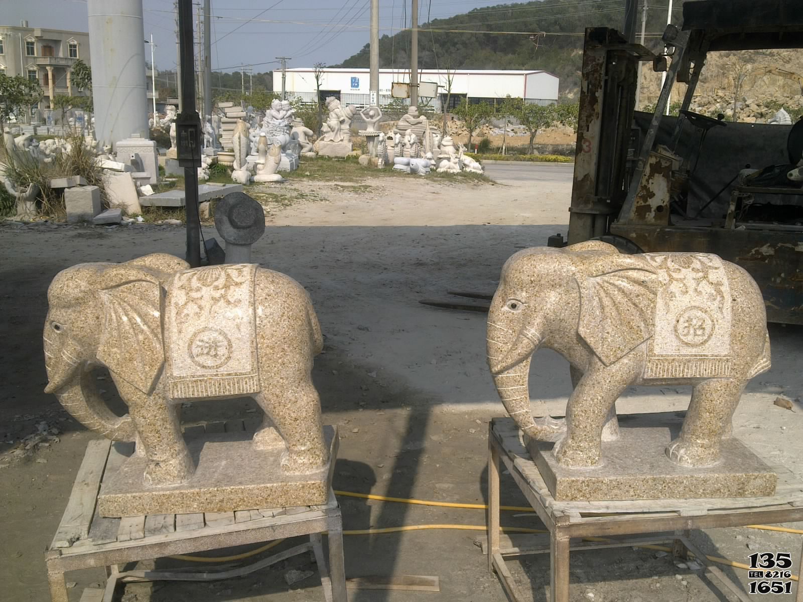 大象雕塑-别墅晚霞红石雕寓意吉祥大象雕塑高清图片