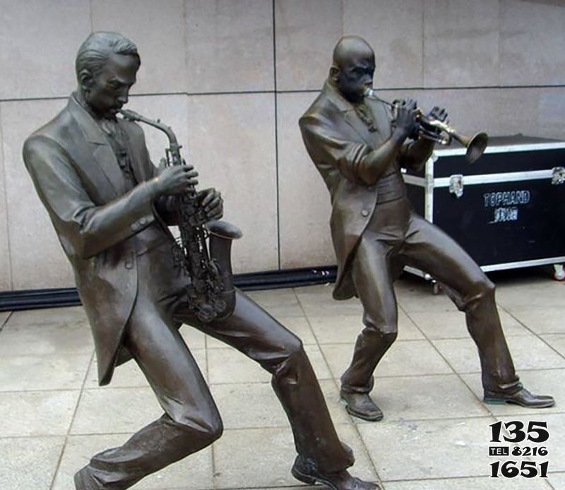 吹奏雕塑-吹奏萨克斯广场人物景观铜雕吹奏雕塑高清图片