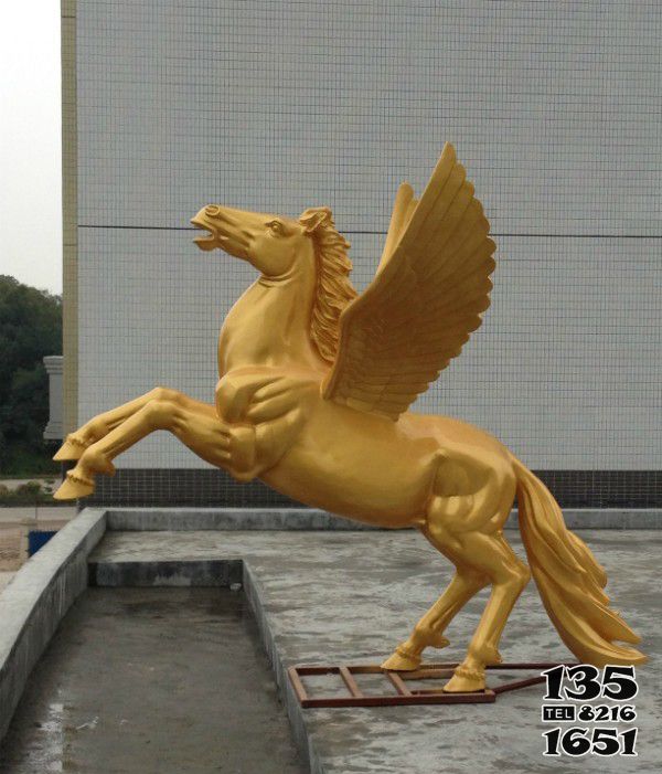 飞马雕塑-园林里摆放的金色玻璃钢喷漆飞马雕塑高清图片