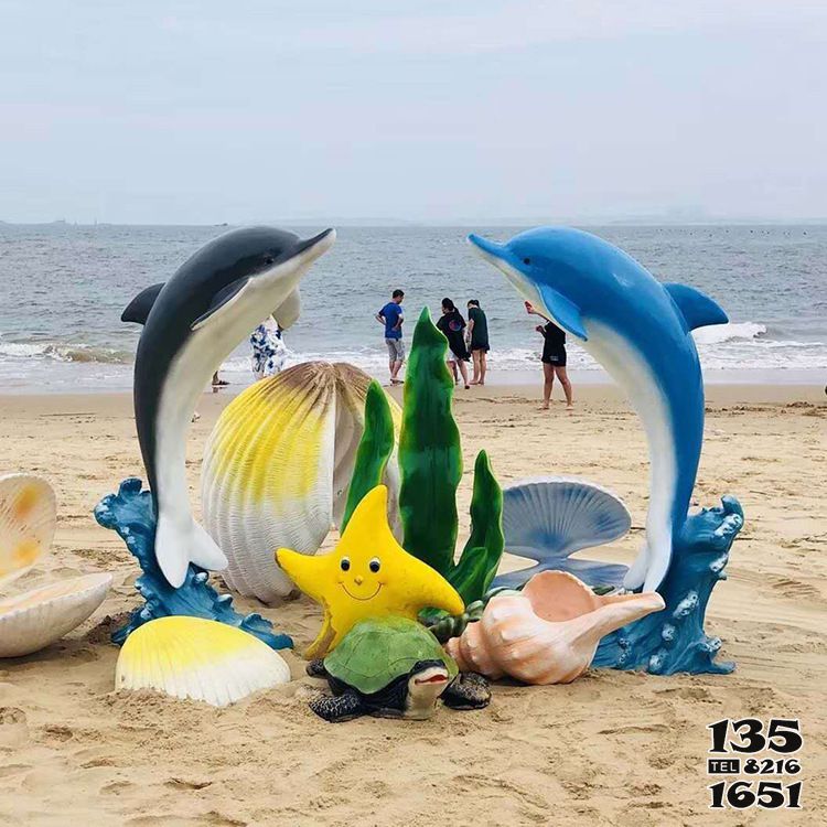 海豚雕塑-海边创意玻璃钢彩绘海洋动物海豚雕塑高清图片