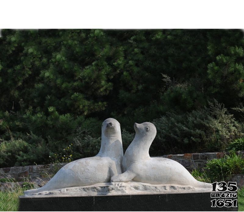 海豹雕塑-街道上摆放的拥抱的汉白玉石雕创意海豹雕塑高清图片