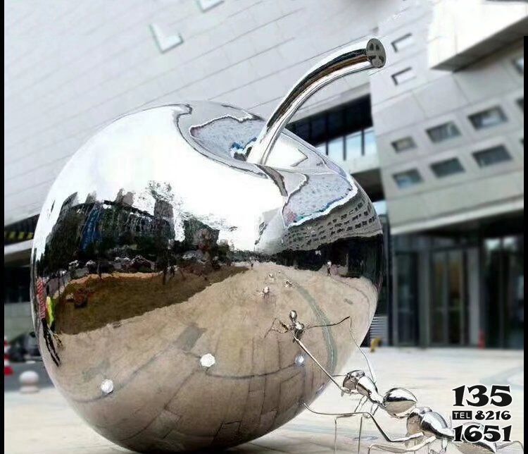 苹果雕塑-创意不锈钢镜面苹果和蚂蚁步行街景观雕塑高清图片