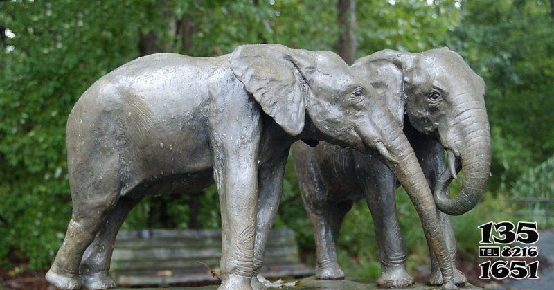 大象雕塑-公园玻璃钢仿铜园林两只散步的大象雕塑高清图片