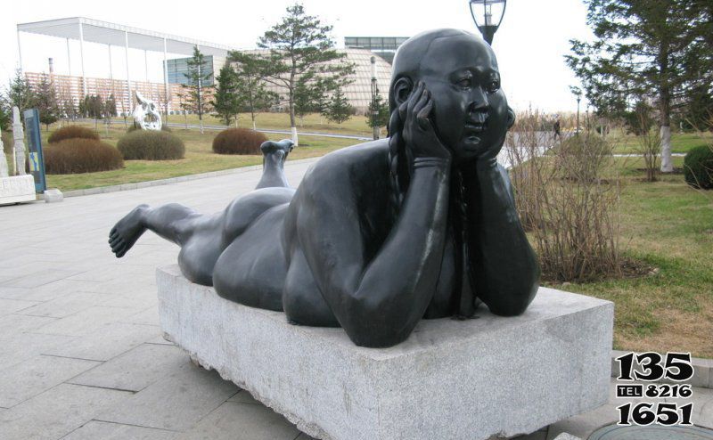 儿童雕塑-公园趴着的胖女孩景观铜雕儿童雕塑高清图片