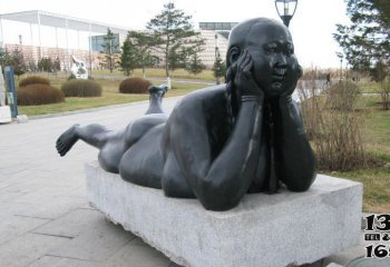 儿童雕塑-公园趴着的胖女孩景观铜雕儿童雕塑