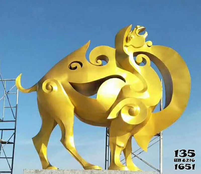 骆驼雕塑-广场摆放的金色的不锈钢喷漆骆驼雕塑高清图片