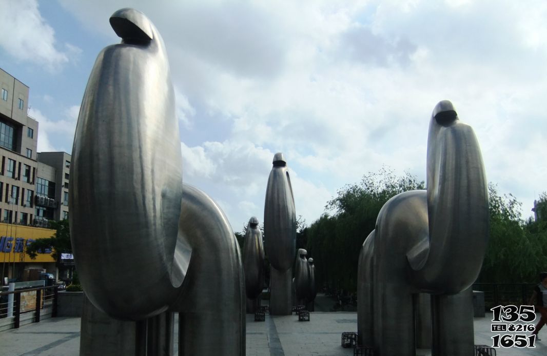 骆驼雕塑-大型广场摆放的不锈钢抽象的骆驼雕塑高清图片