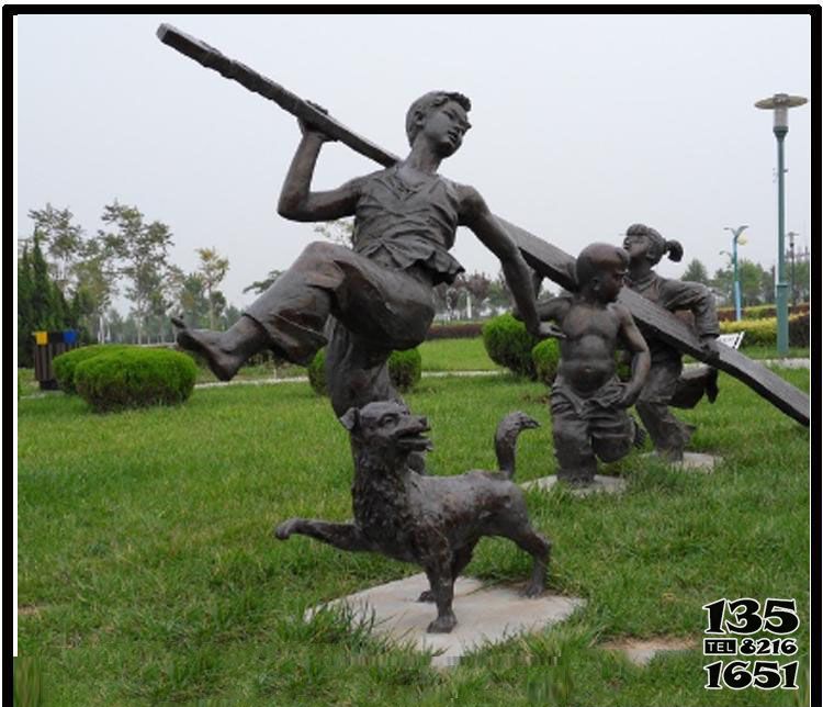 儿童雕塑-田园乡村铜雕抬木头奔跑的儿童雕塑高清图片