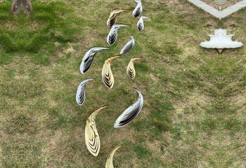 鱼雕塑-草坪中一群玻璃钢摆件装饰鱼雕塑