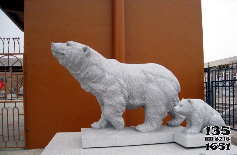 北极熊雕塑-广场公园摆放的一大一小玻璃钢创意北极熊雕塑高清图片