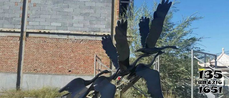 大雁雕塑-大雁南飞广场动物玻璃钢雕塑高清图片