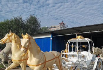 马雕塑-景区创意玻璃钢拉南瓜马车的马雕塑