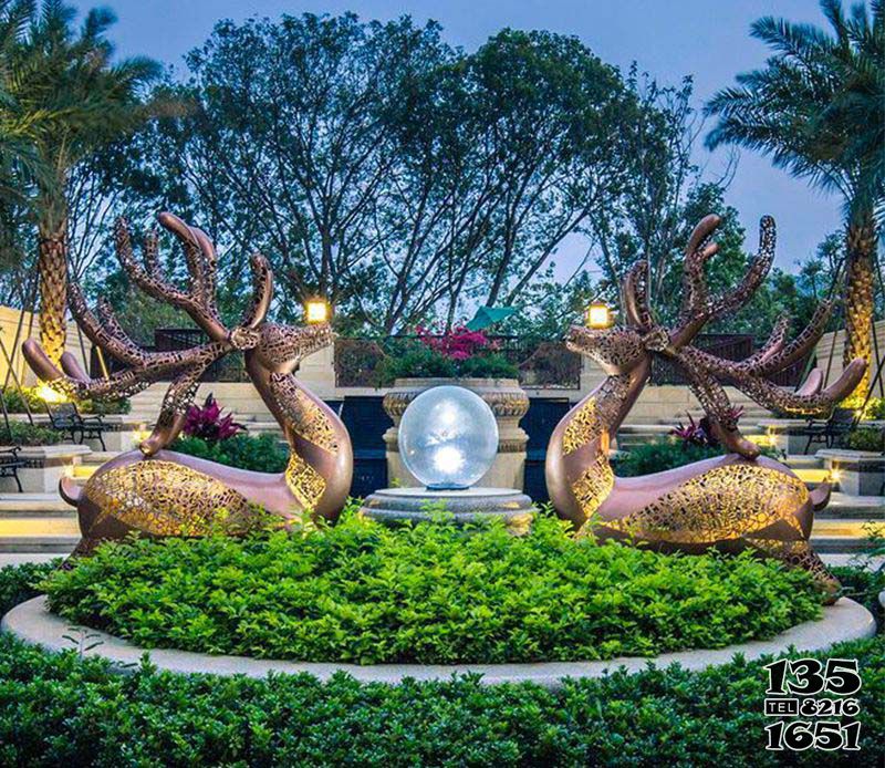 梅花鹿雕塑-公园广场花坛中的大型不锈钢两只梅花鹿雕塑高清图片