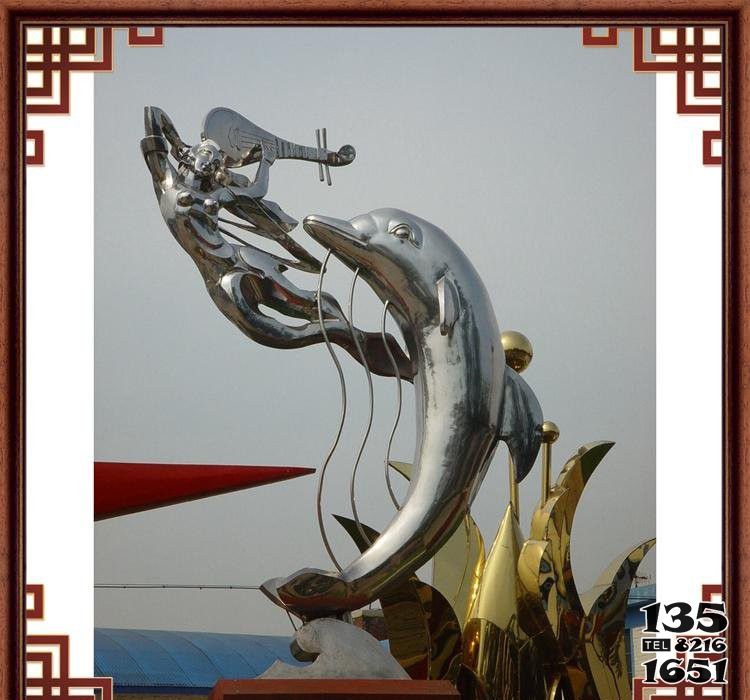 海豚雕塑-景区一个弹琵琶的女孩和一只不锈钢海豚雕塑高清图片
