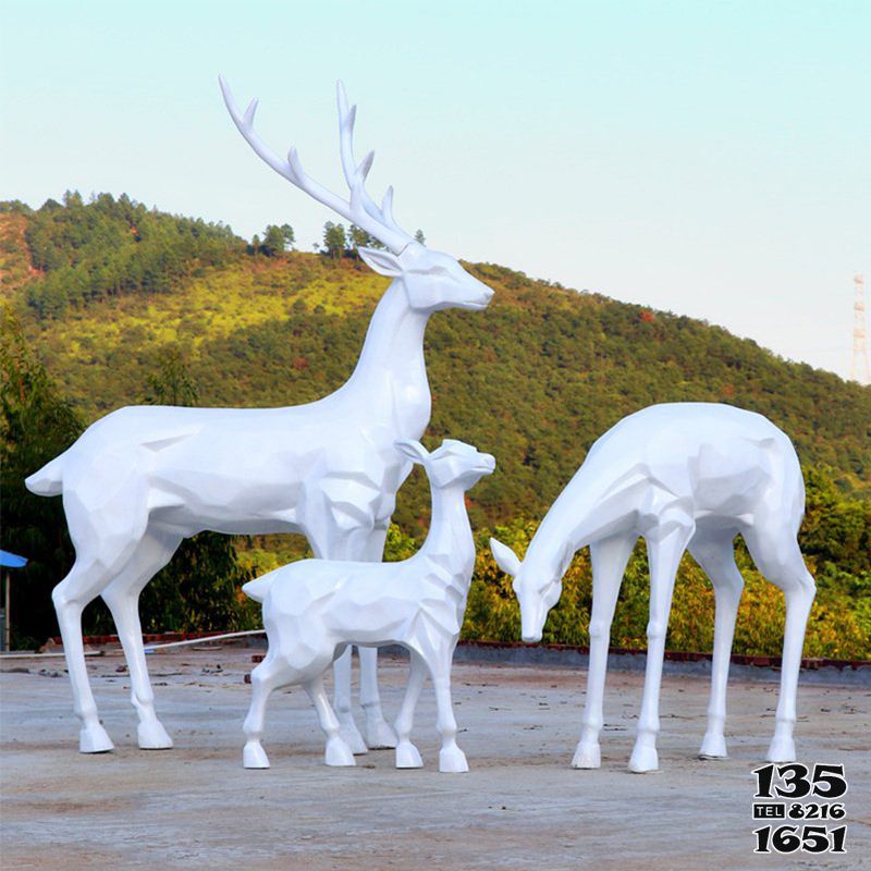 梅花鹿雕塑-玻璃钢公园一家三口户外玩耍的梅花鹿雕塑高清图片