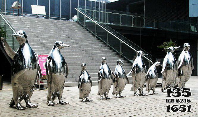 企鹅雕塑-公园广场不锈钢镜面白钢创意姿态各异排队等待的天鹅雕塑高清图片