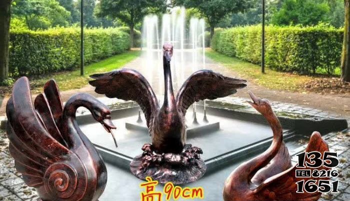 天鹅雕塑-喷泉中玩耍的 三五只玻璃钢天鹅雕塑高清图片