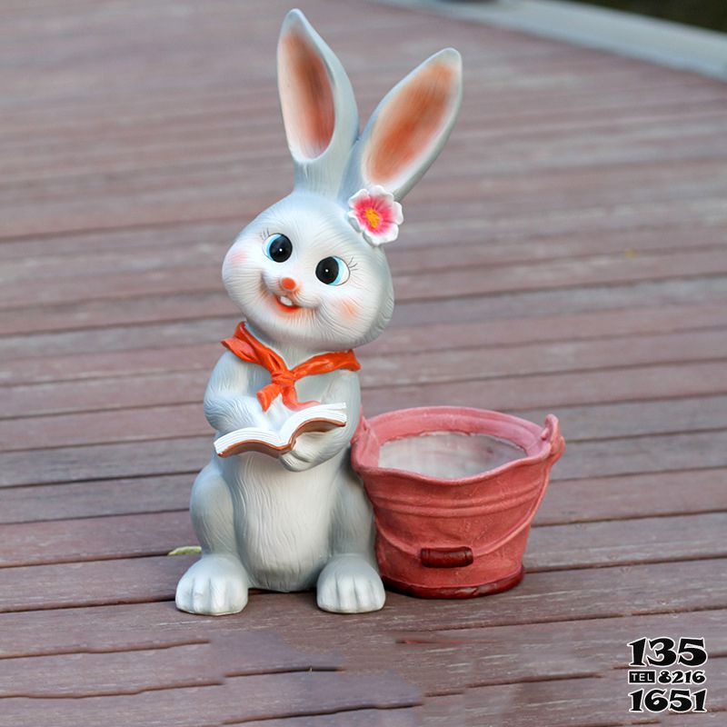 兔子雕塑-幼儿园一只看书的灰色玻璃钢兔子雕塑高清图片
