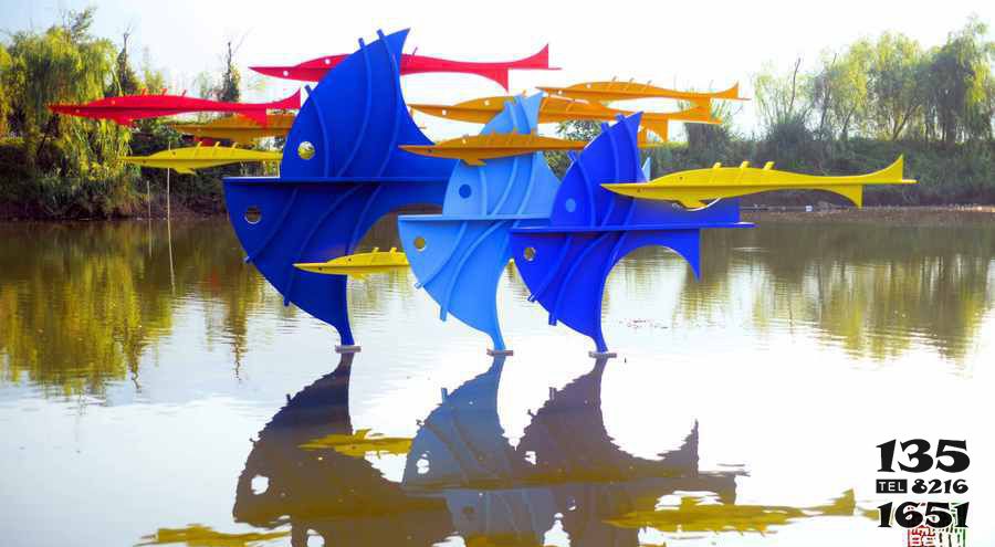 鱼雕塑-池塘一群不锈钢多彩的抽象鱼雕塑高清图片