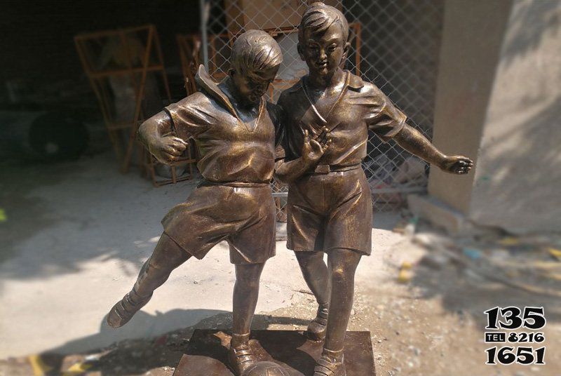 足球雕塑-校园学生踢足球运动人物玻璃钢雕塑高清图片