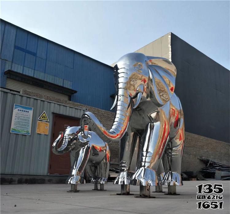 大象雕塑-城市广场创意景观不锈钢镜面小象跟着大象雕塑高清图片