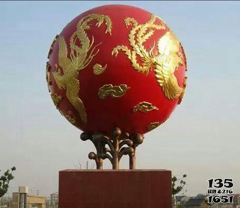 凤凰雕塑-城市创意圆球上的浮雕凤凰雕塑高清图片