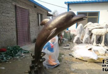 海豚雕塑-农场院内摆放一只不锈钢海豚雕塑