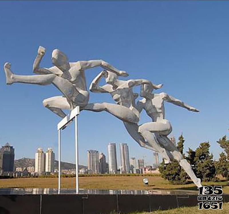 跨栏雕塑-公园景观小品不锈钢跨栏运动人物雕塑高清图片