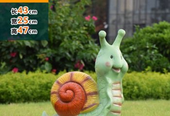 蜗牛雕塑-草地上摆放的一只浅绿色的玻璃钢卡通蜗牛雕塑